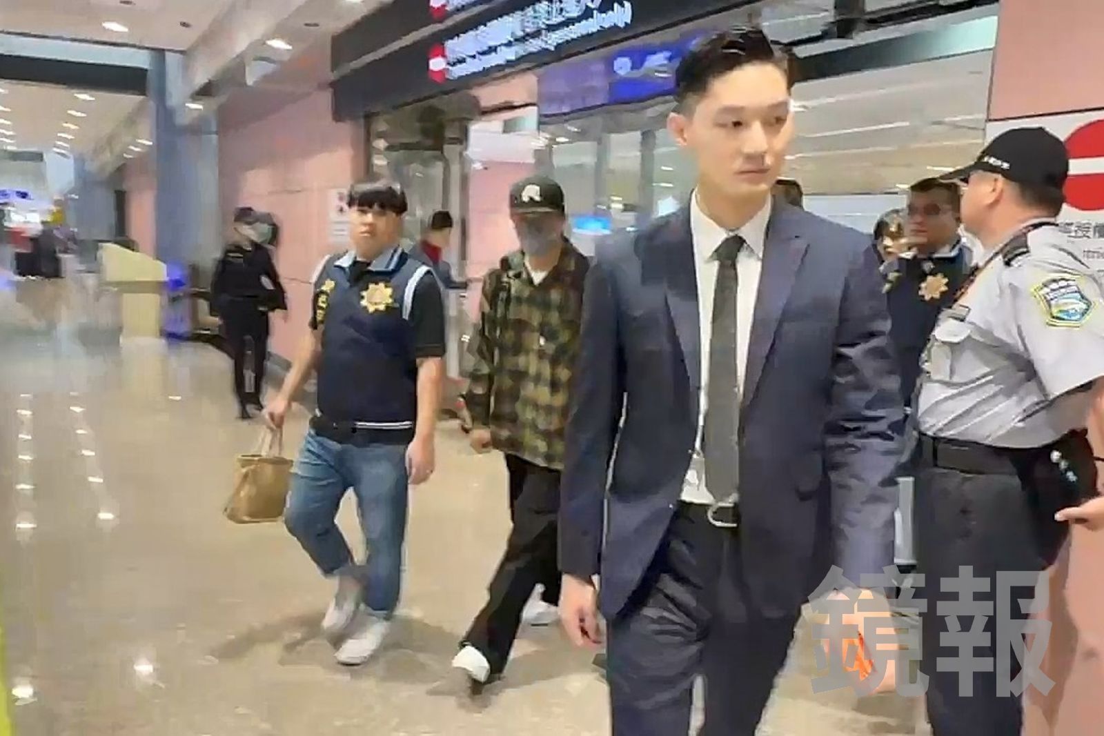 粘鑫帥氣現身機場