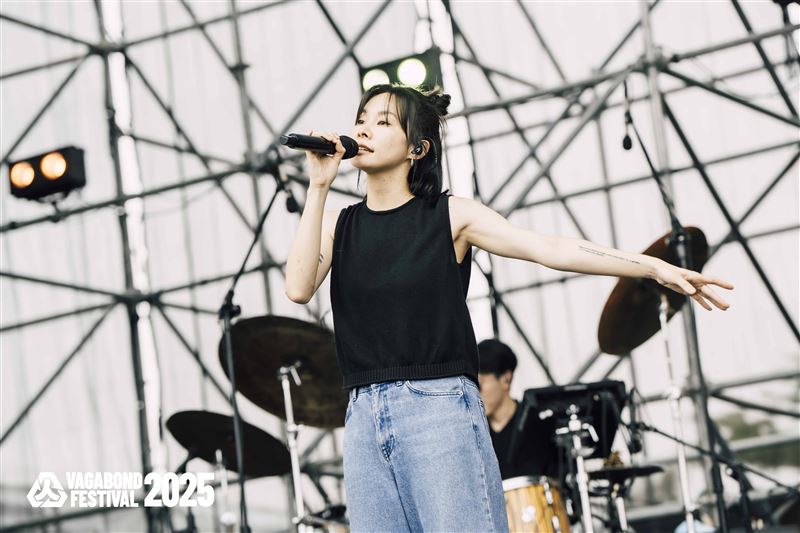 鄭宜農與牡丹國小同學合唱