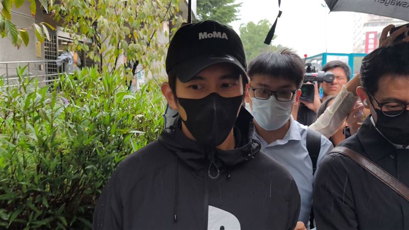 修杰楷交保離開現場