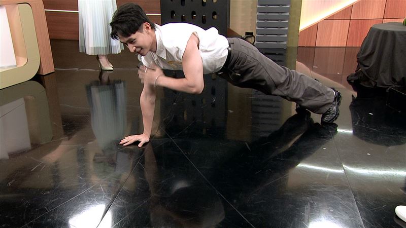 林家佑健身单手伏地挺身