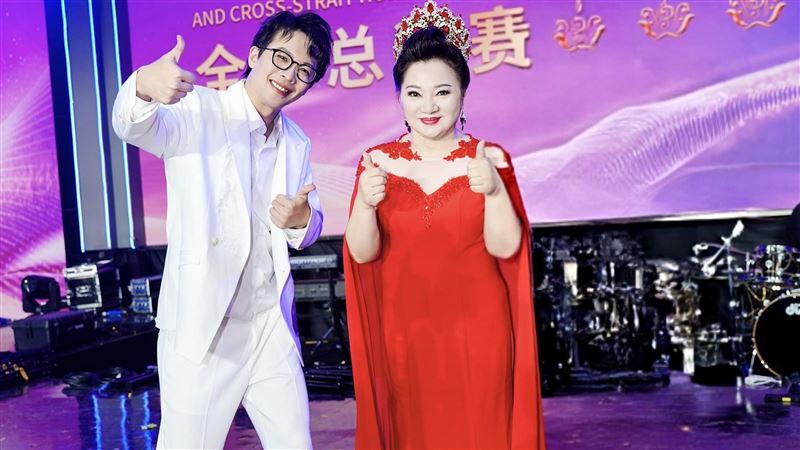 冠军揭晓现场与合影