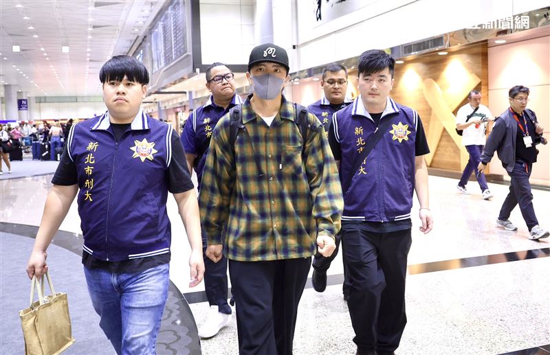 Energy在桃園機場與檢調單位合影