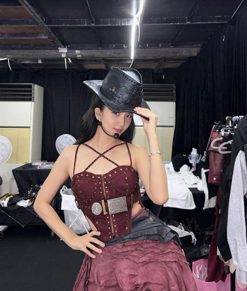 Jisoo后台的多张美照合集