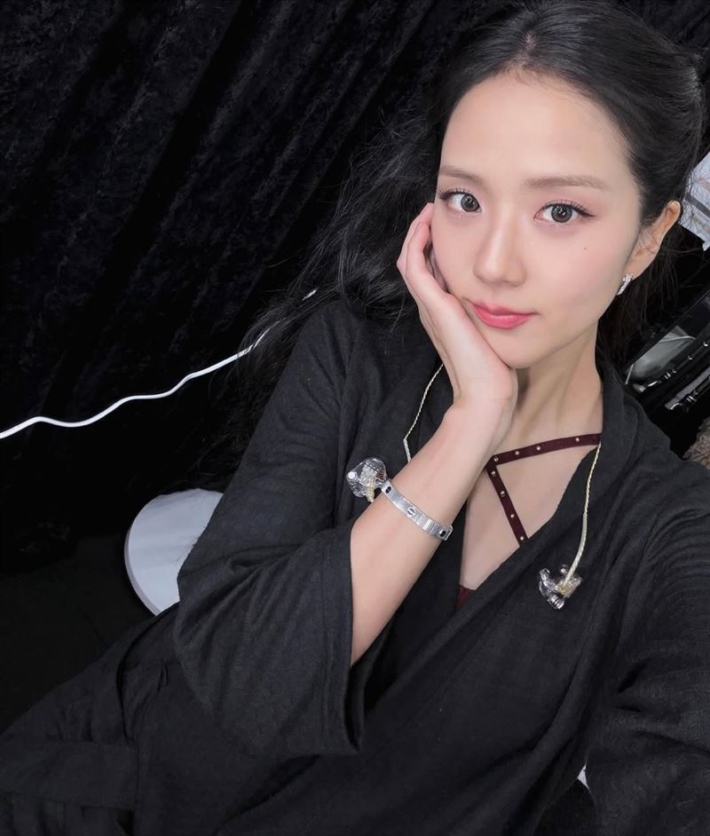 Jisoo 现场表演与粉丝互动