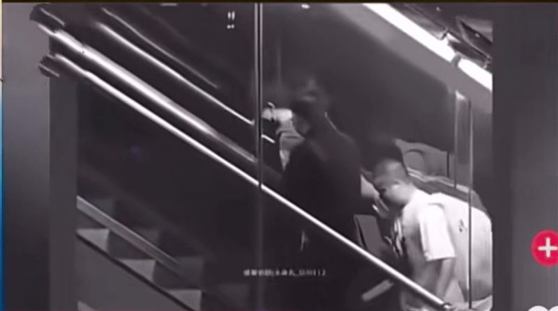 走路一拐一拐,腳傷明顯