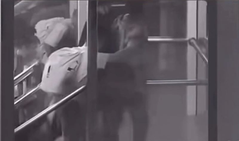 深色衣物男子被帶上樓,步伐蹣跚