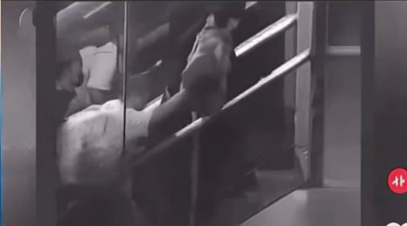 疑似于朦朧的深色衣服男子走在最前面,後面跟著多人