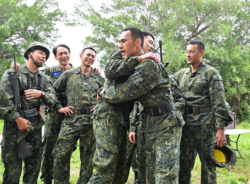 蓋瑞與同袍在結訓現場