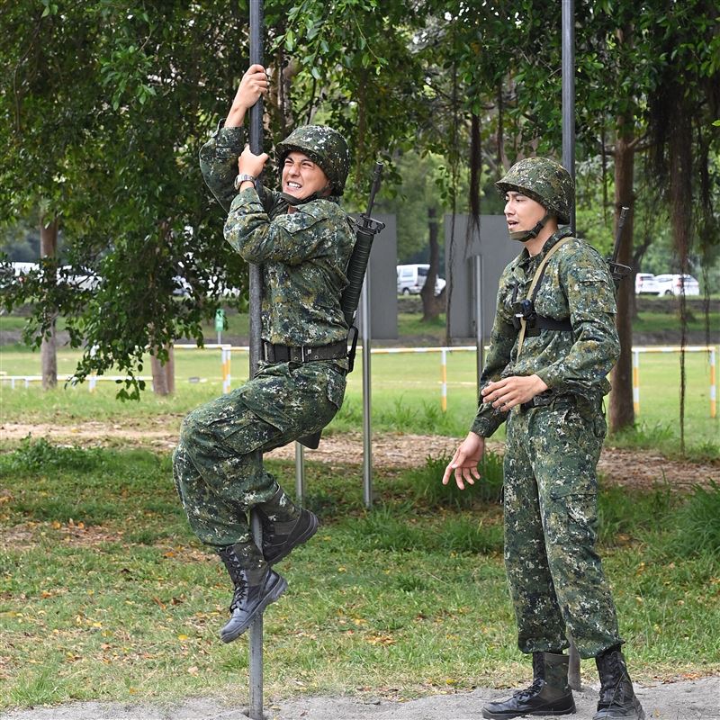 潘君侖陪伴曾子余