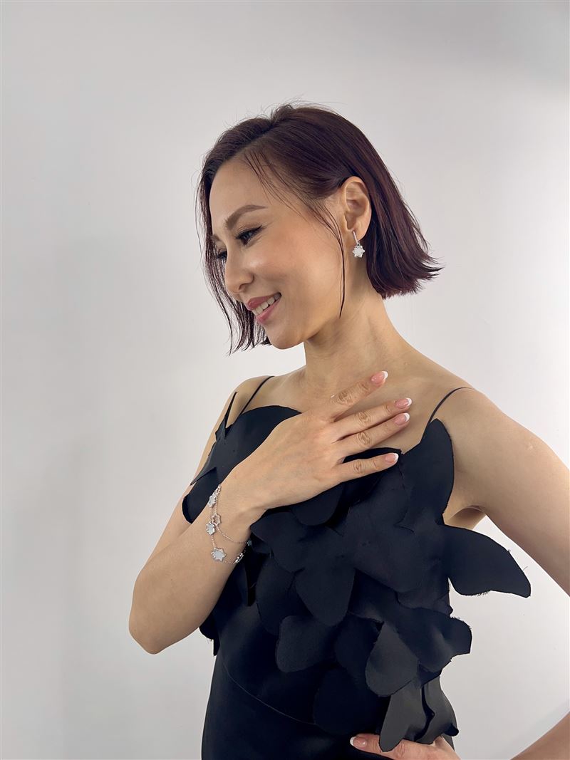 林凡金鐘演出黑曜蝴蝶禮服