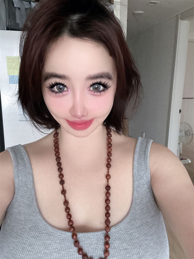 粉丝关注朴春健康状态的现场图片