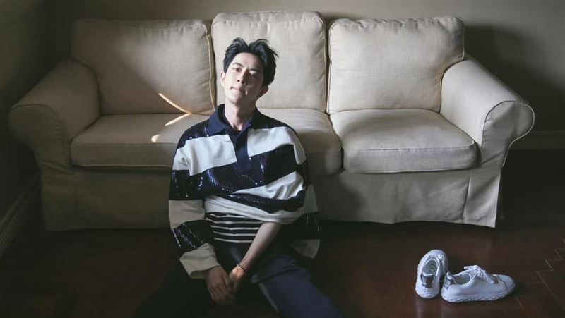 于朦朧新闻封面