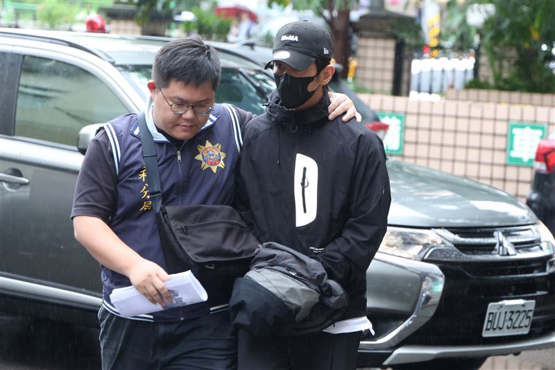 修杰楷抵達地檢署