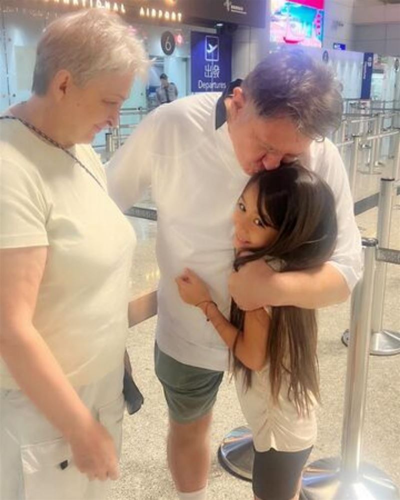 瑞莎父母返回烏克蘭探視奶奶