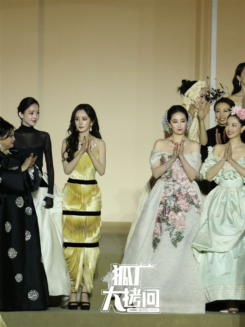 楊冪與劉亦菲罕見同場零互動