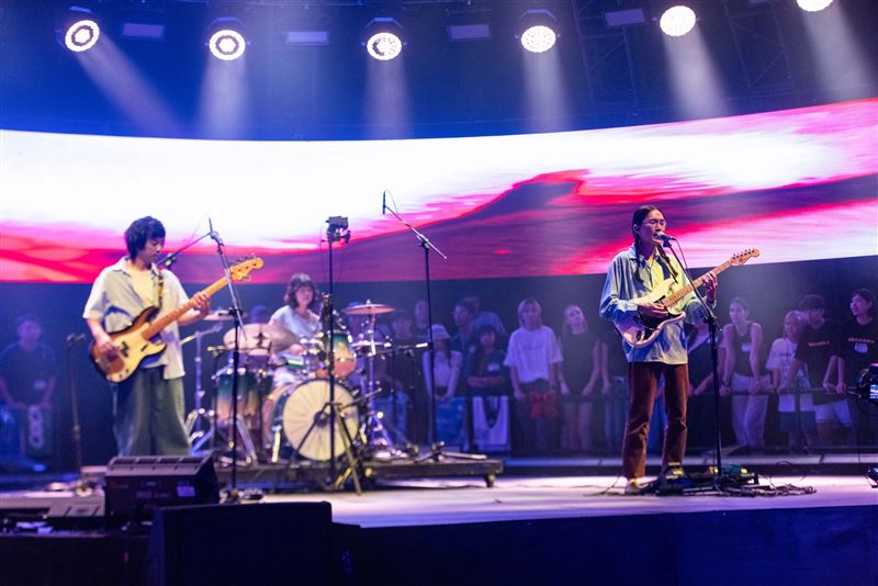 百合花樂團開唱