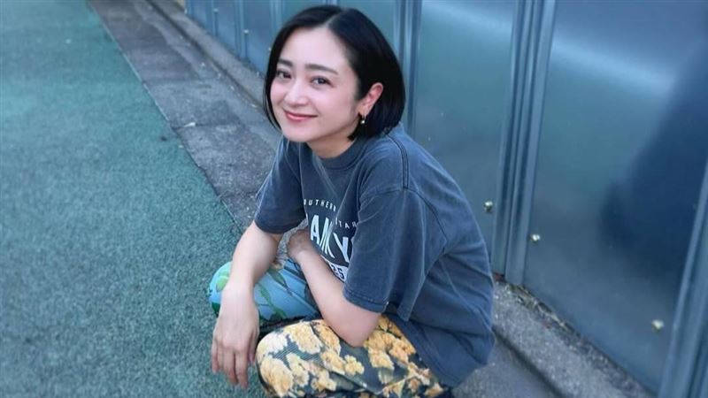 安達祐實街頭照1