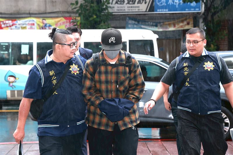 坤達押抵永和警分局照片