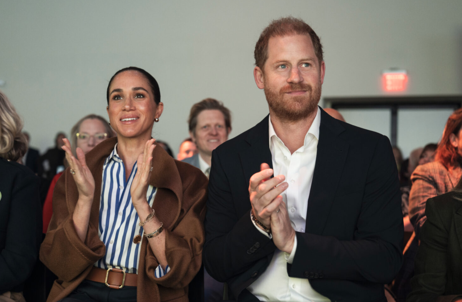 镜周刊报道梅根公关动态的配图