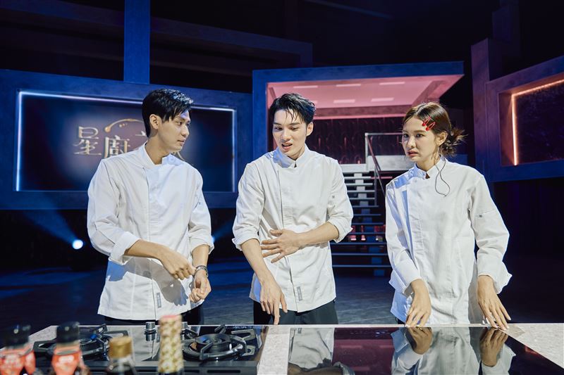 李玉璽與黃偉晉討論烹飪戰術