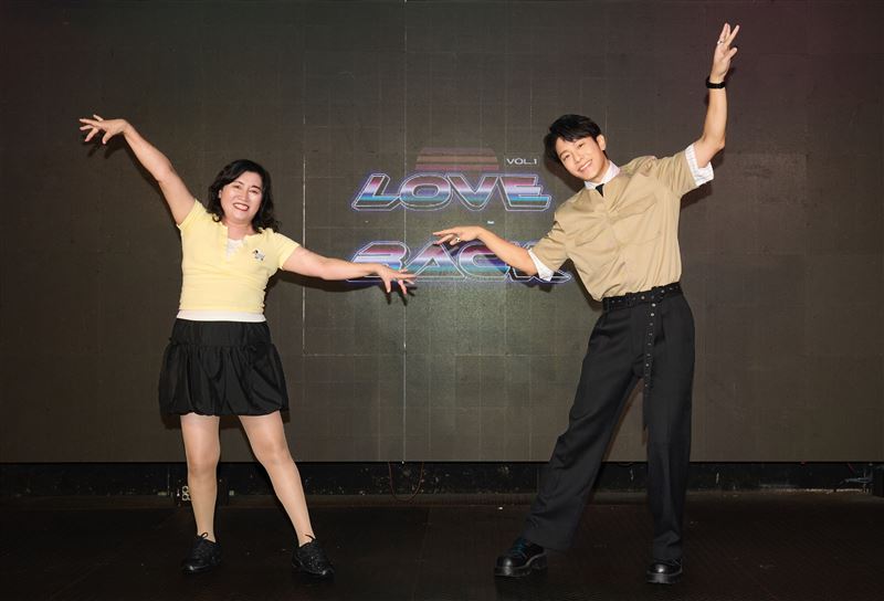 美鳳老師驚喜現身派對進行〈珍妮佛〉舞蹈教學