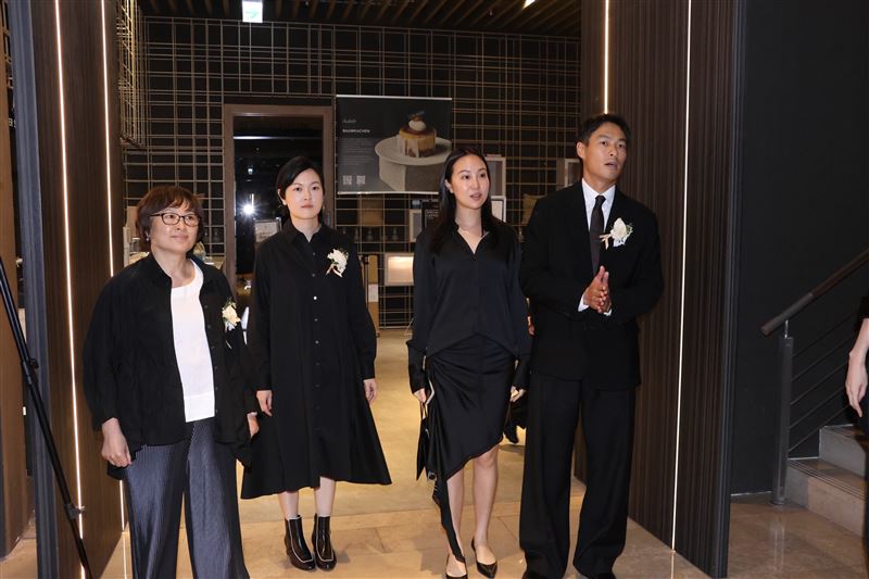 楊祐寧與家人照片