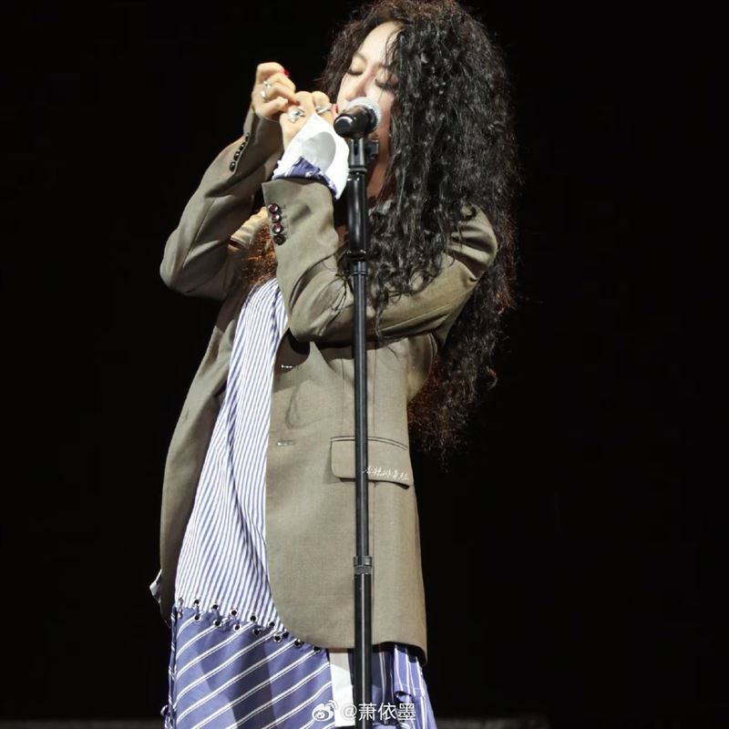 陈粒在峨眉山演出现场