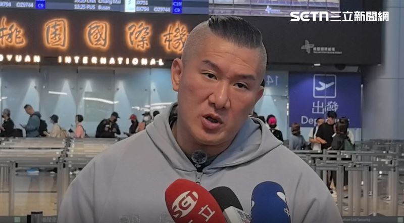 館長在機場接受媒體聯訪