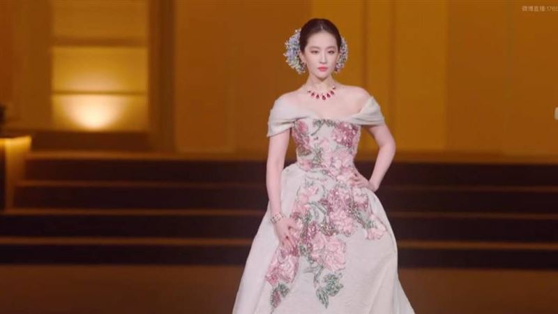 劉亦菲華麗禮服現場登場