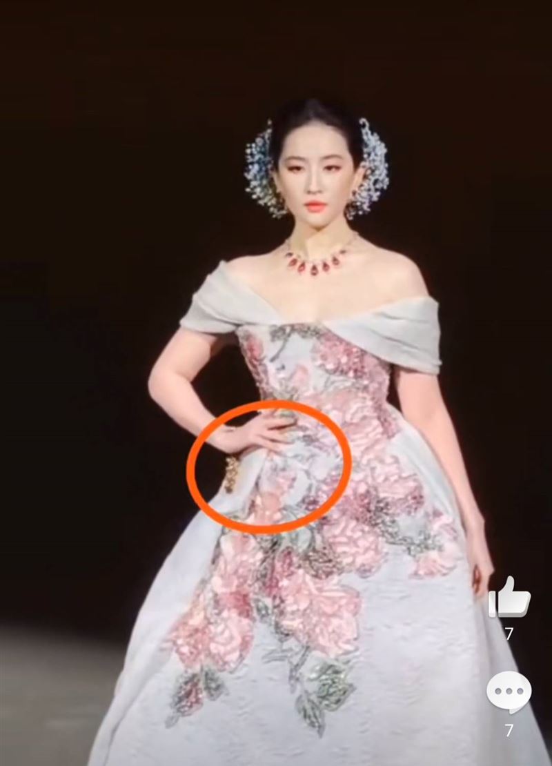 劉亦菲走秀珠寶斷掉