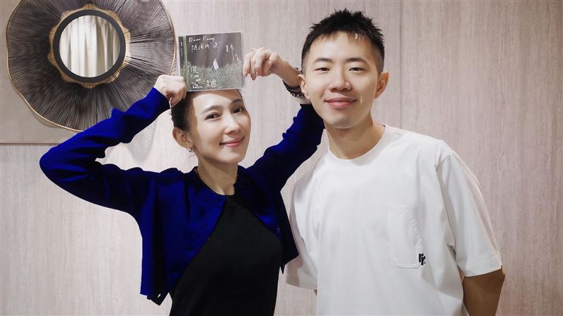 鄭興新曲耶加雪菲封面與首映照片