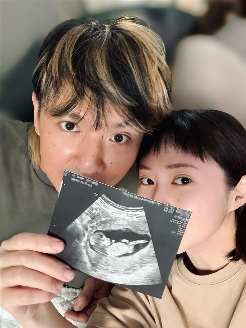 宇辰與牙牙宣布升格新手爸媽的合照