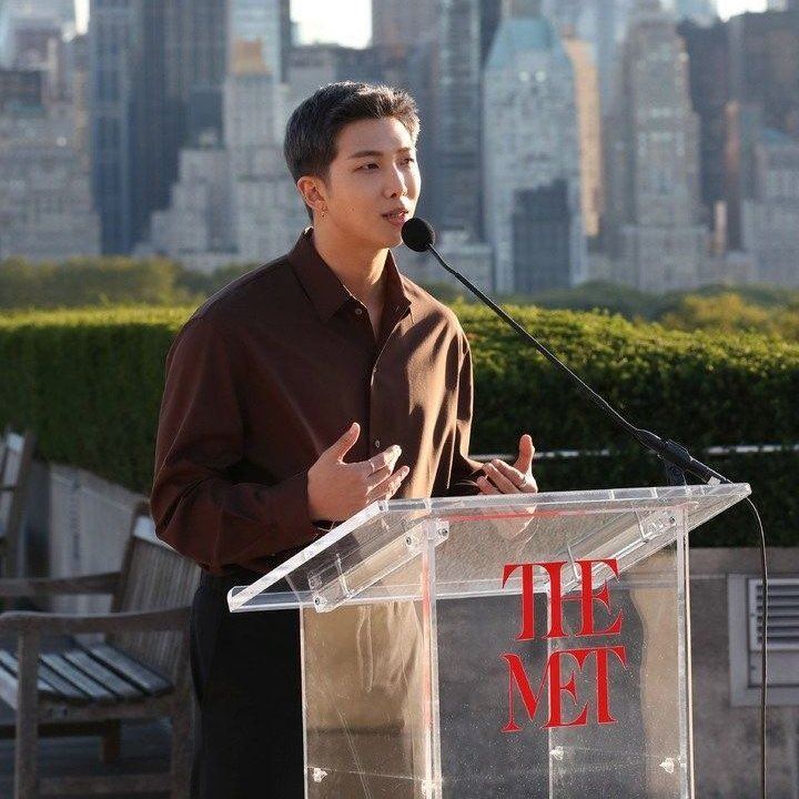 RM在APEC峰会演讲的现场图片