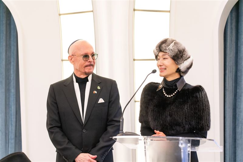 薛智偉與坣娜合影