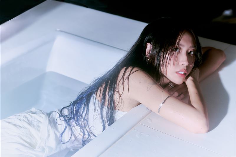 李芷婷與帥壯小奶弟合作拍MV在浴缸激情纏綿（圖／華納音樂提供）