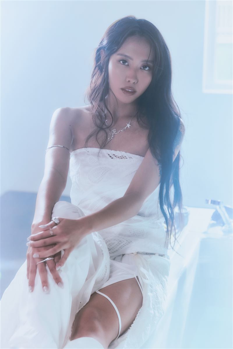 李芷婷沉入浴缸表演的特寫