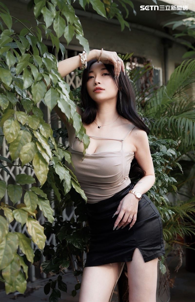 祈錦鈅接受專訪的畫面