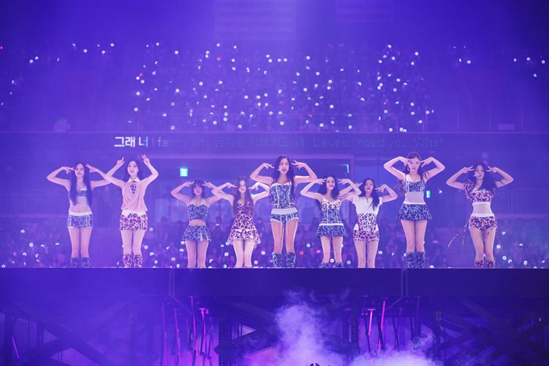 TWICE捐赠海报照片