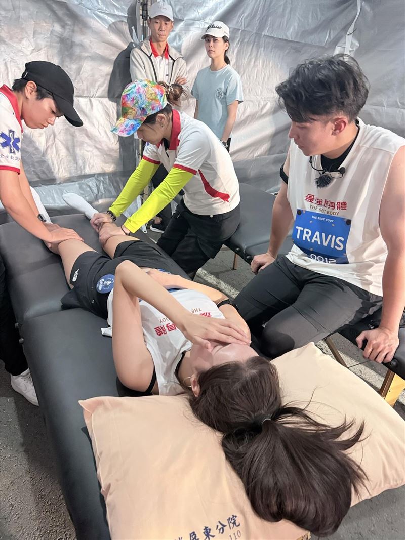 南珉貞在醫護站接受治療