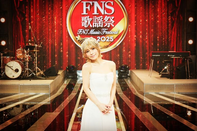 濱崎步白色禮服出席FNS歌謠祭照片