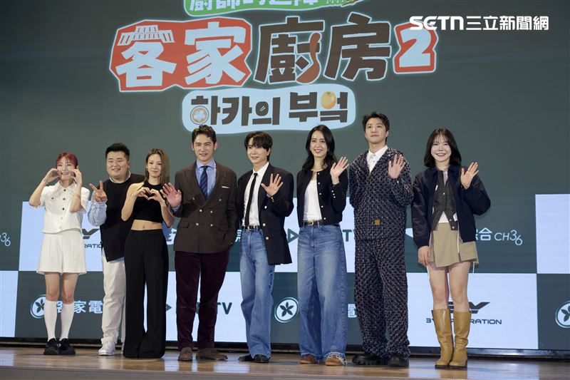 二季開播記者會現場與群星合照