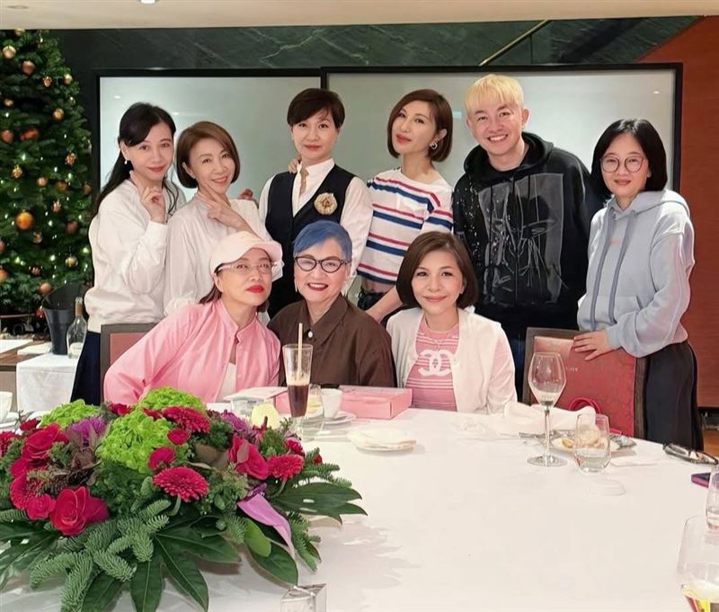 前排三位天后合影