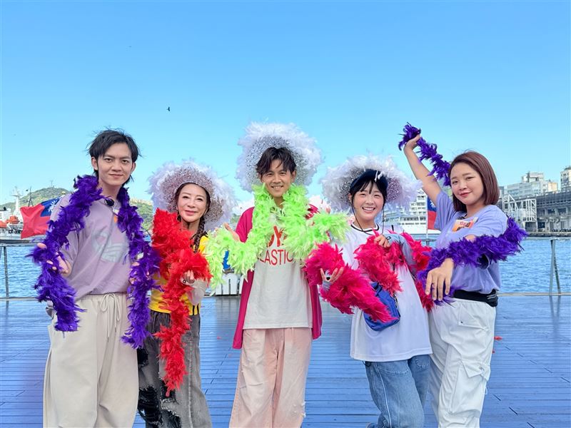 左起郭忠祐、楊繡惠、阿翔、籃籃以及賴慧如在坡道上挑戰