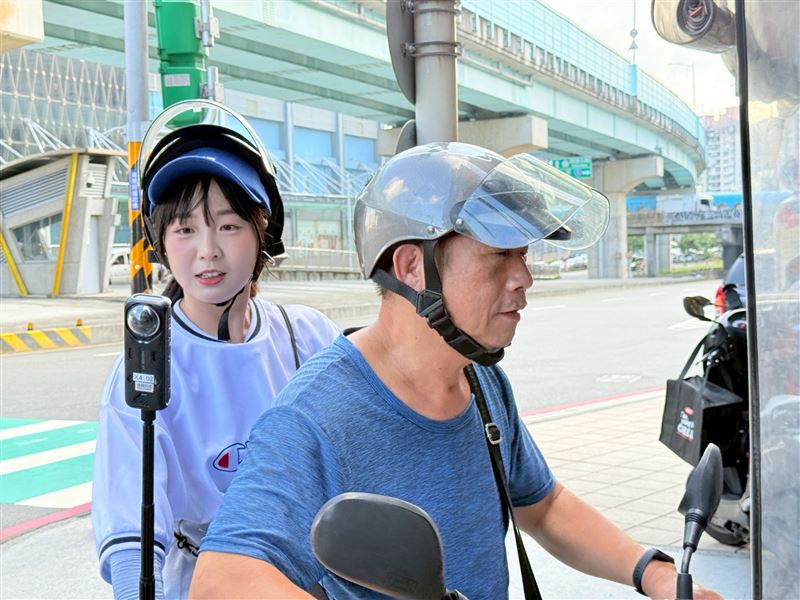 籃籃被摩托車阿伯載上坡的瞬間