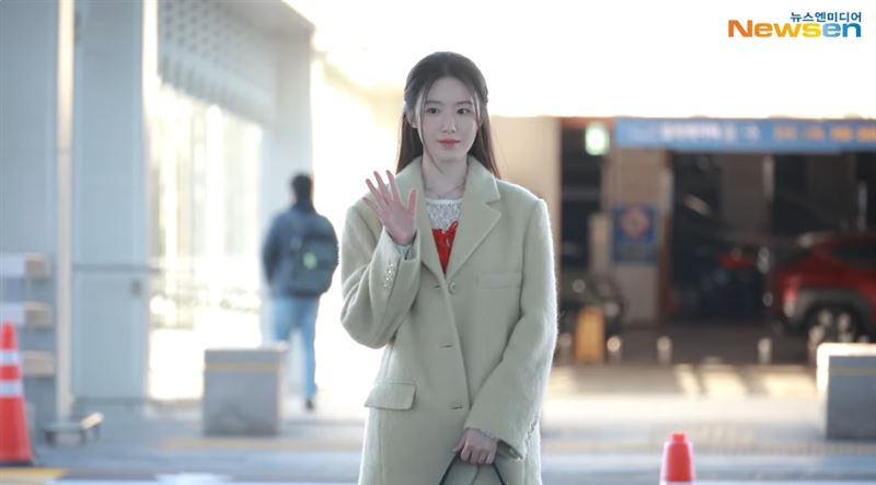 舒華與IVE成員機場互動