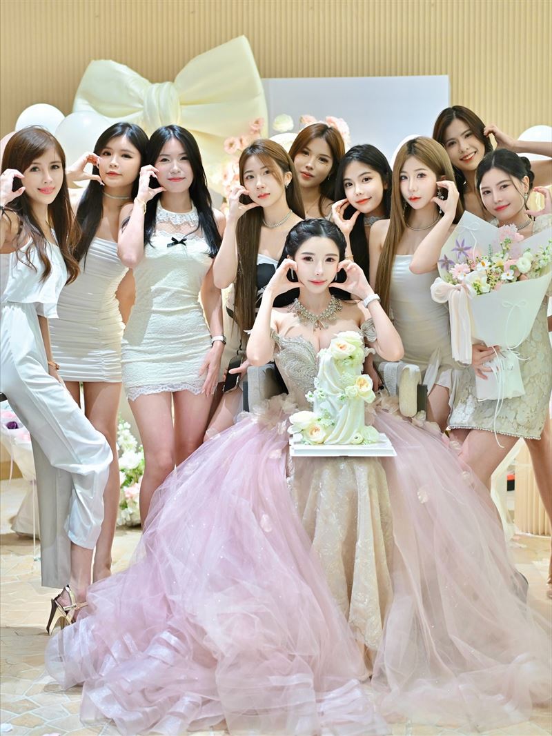 蓝星蕾与闺蜜合影