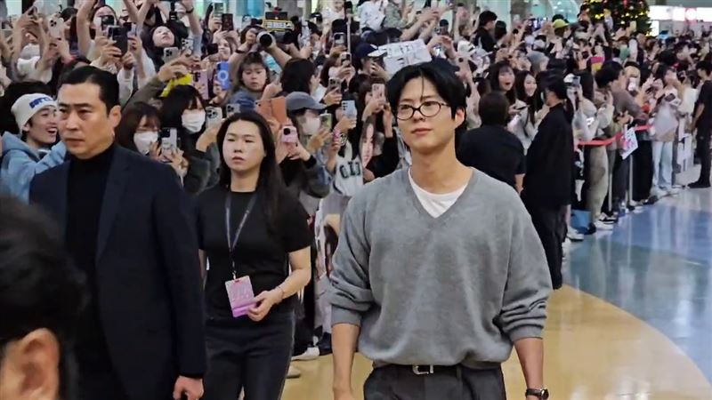 朴寶劍抵達現場自信微笑