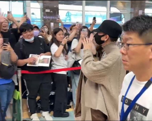 佐藤健親切打招呼