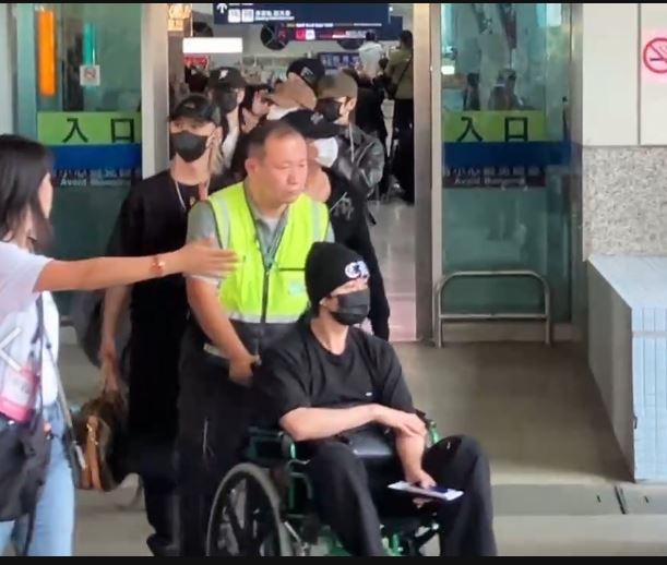 Lee Know被人用輪椅推出來。(圖/記者黃啟超攝影)