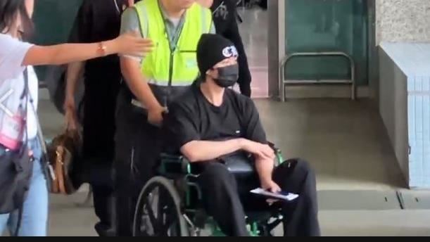 Lee Know被人用輪椅推出來。(圖/記者黃啟超攝影)